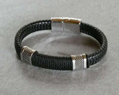 schwarzes-lederarmband-mi-chromverzierung