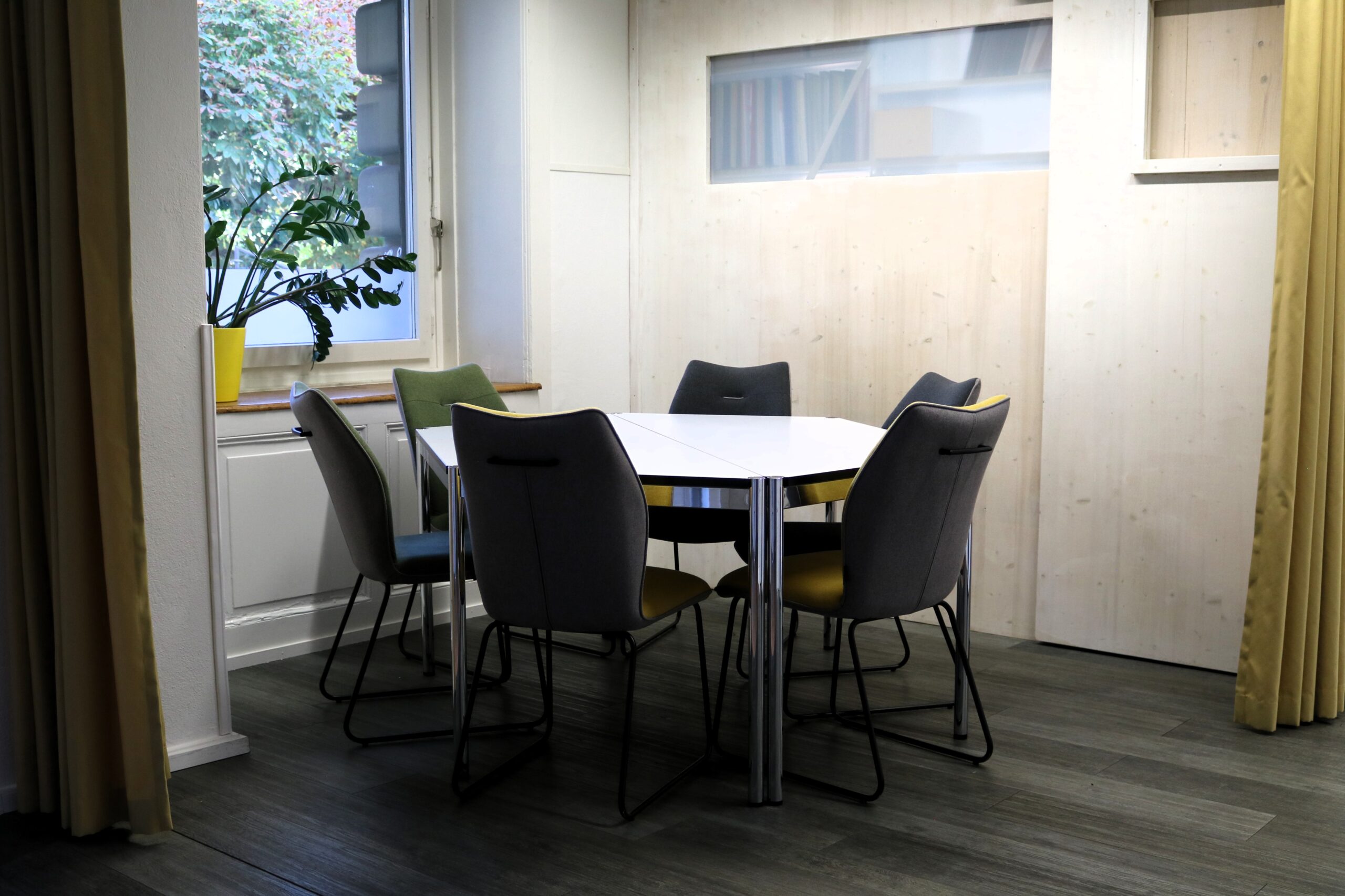 Schöner Arbeitsplatz in einem modernen Open Space im Herzen von Bern