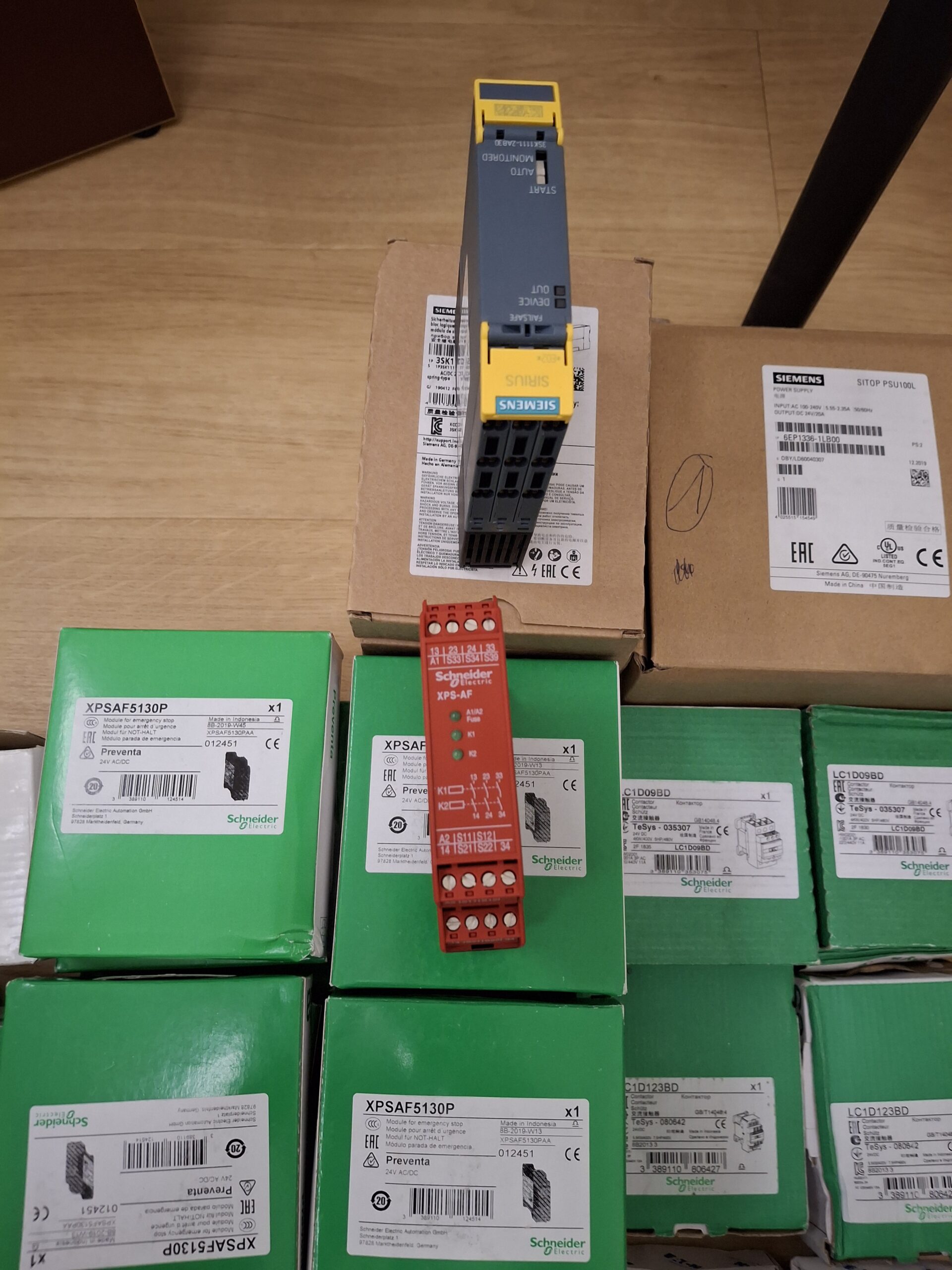 Top Electronik Material Neupreis 16000 Franken