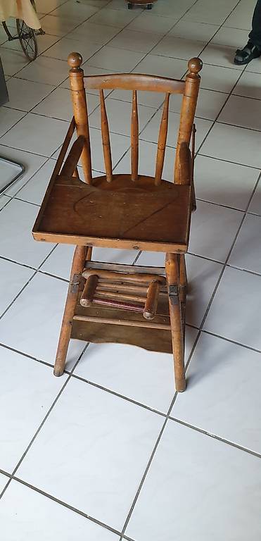 Antiker Hochstuhl für Kinder in Nussbaumholz 19.Jh.