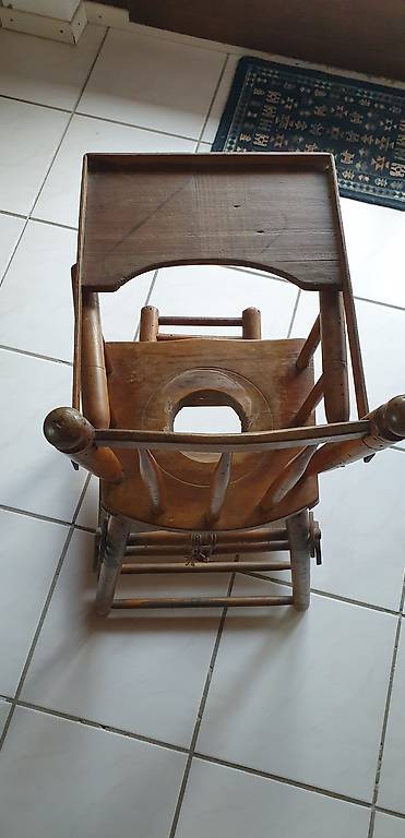 Antiker Hochstuhl für Kinder in Nussbaumholz 19.Jh.
