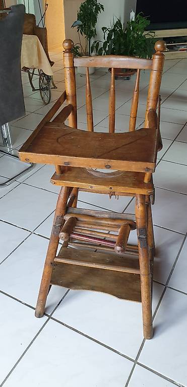 Antiker Hochstuhl für Kinder in Nussbaumholz 19.Jh.