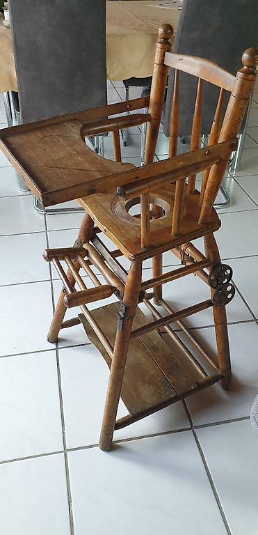 Antiker Hochstuhl für Kinder in Nussbaumholz 19.Jh.