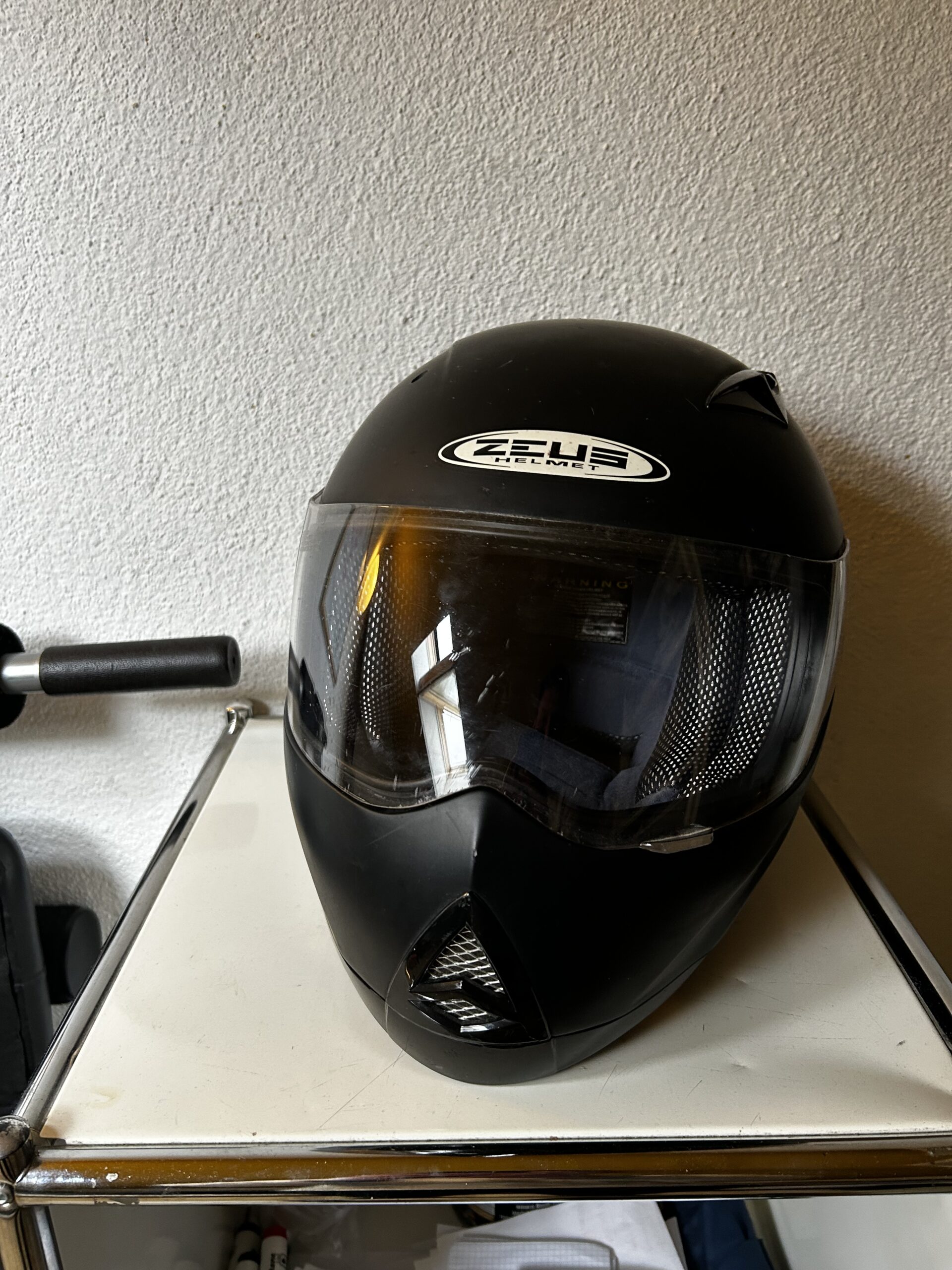 Motorradhelm Grösse M – wenig benutzt, kleine Kratzer, voll funktionsfähig
