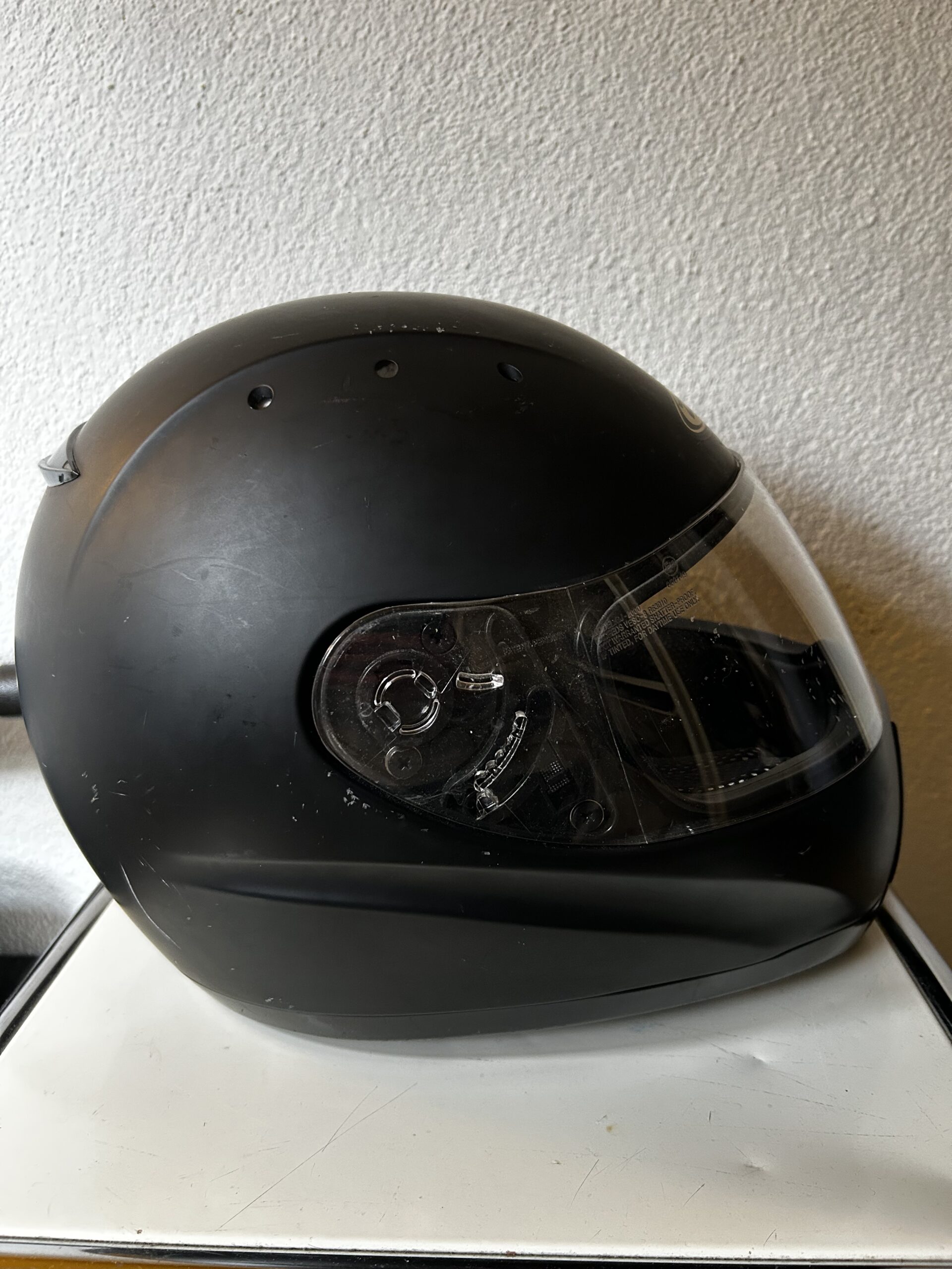 Motorradhelm Grösse M – wenig benutzt, kleine Kratzer, voll funktionsfähig