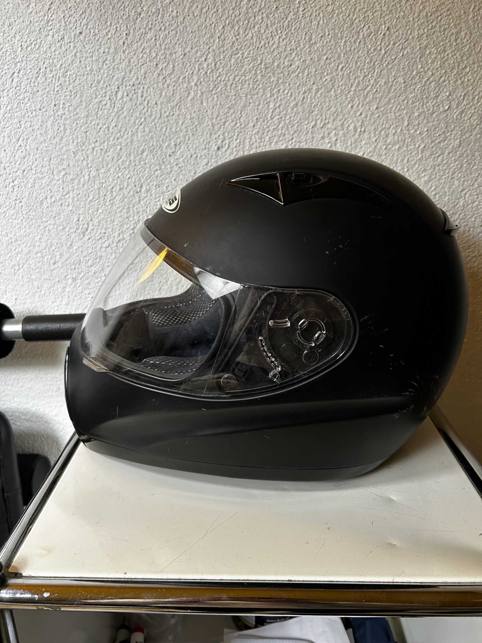 Motorradhelm Grösse M – wenig benutzt, kleine Kratzer, voll funktionsfähig