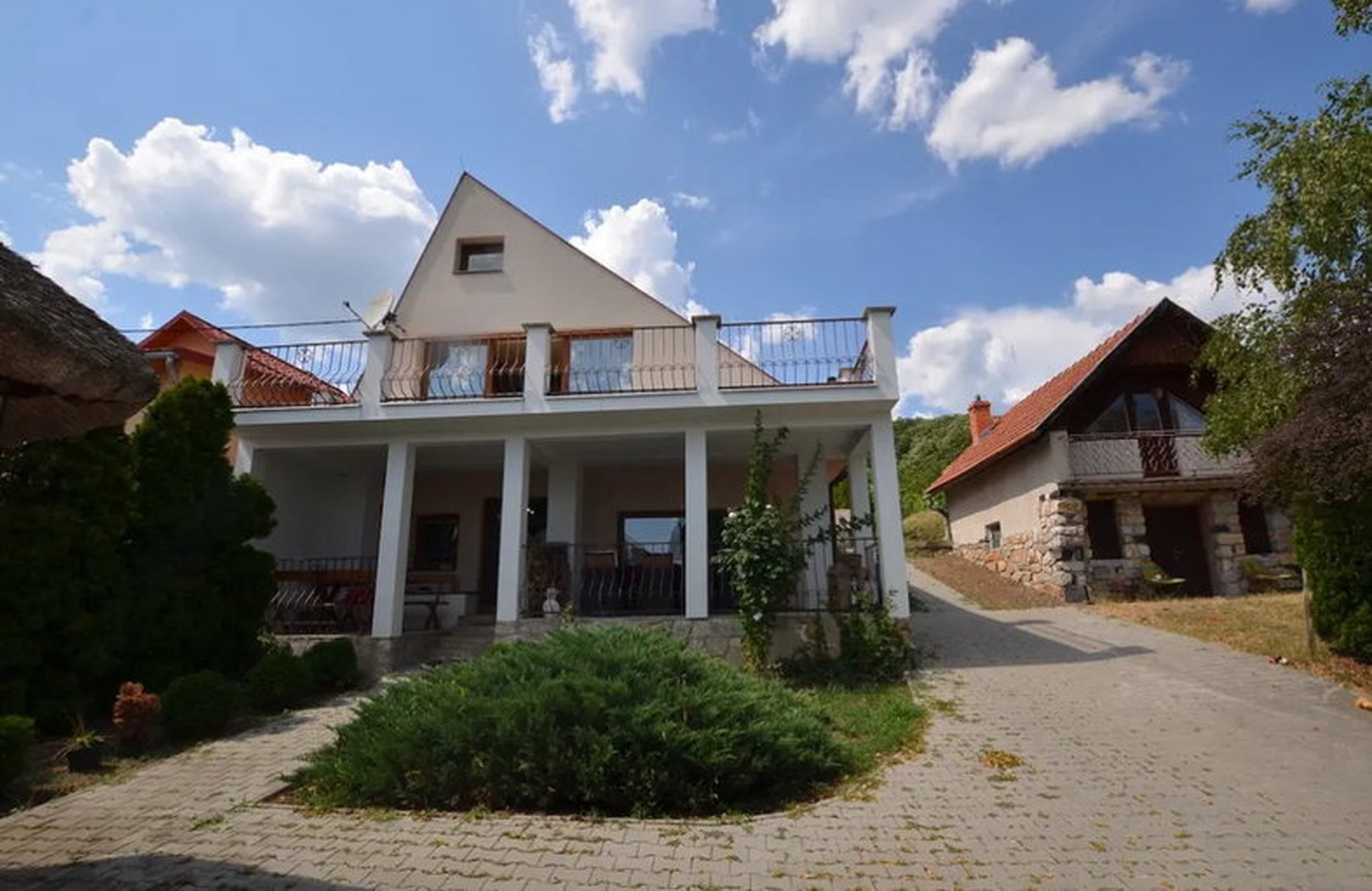 Haus mit Nebenhäusern, Pool und Weinberg in Vinica / Slowakei – Preissenkung