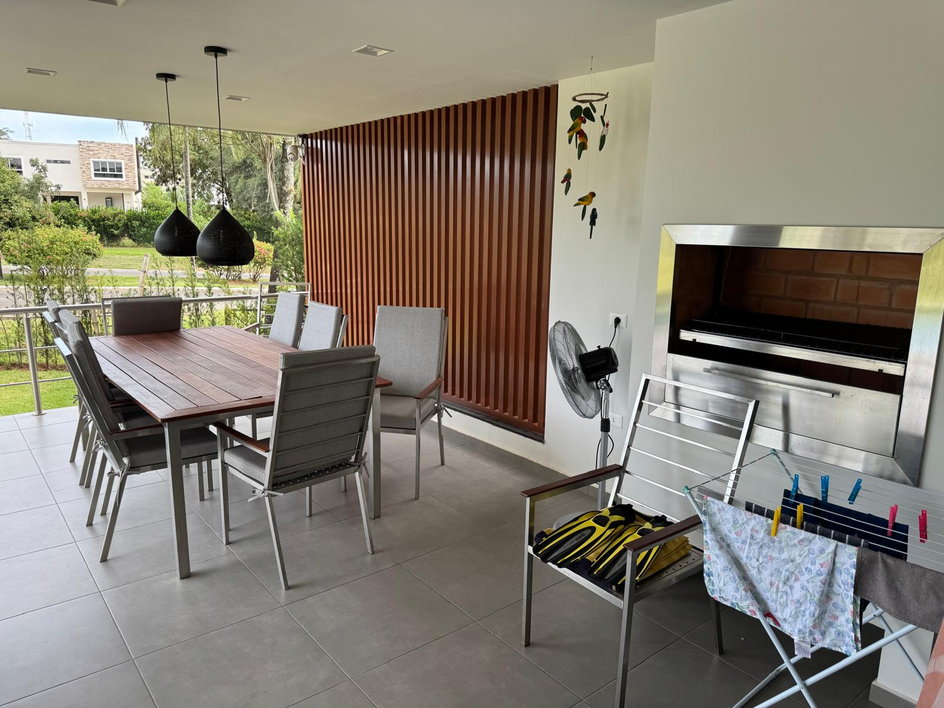 Neubau-Luxus-Villa mit Pool im Raum San Bernardino / Paraguay
