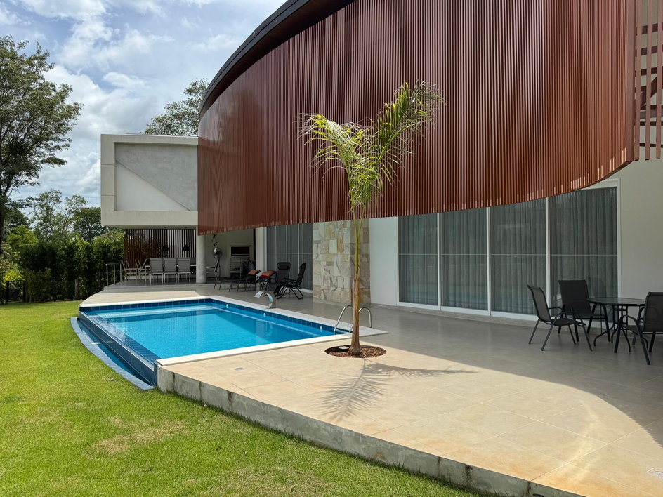 Neubau-Luxus-Villa mit Pool im Raum San Bernardino / Paraguay