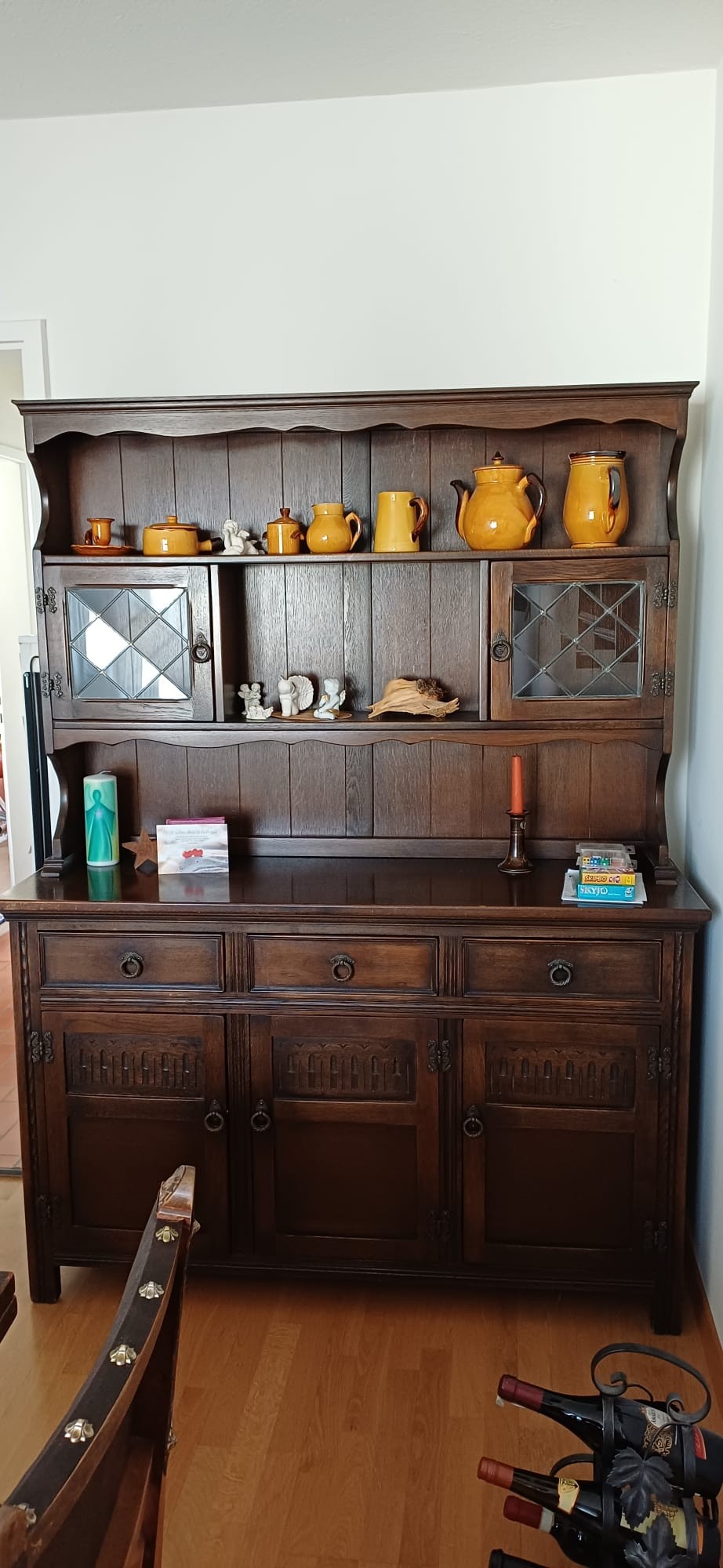 Tisch, Stühle und Buffet, Tudor-Stil