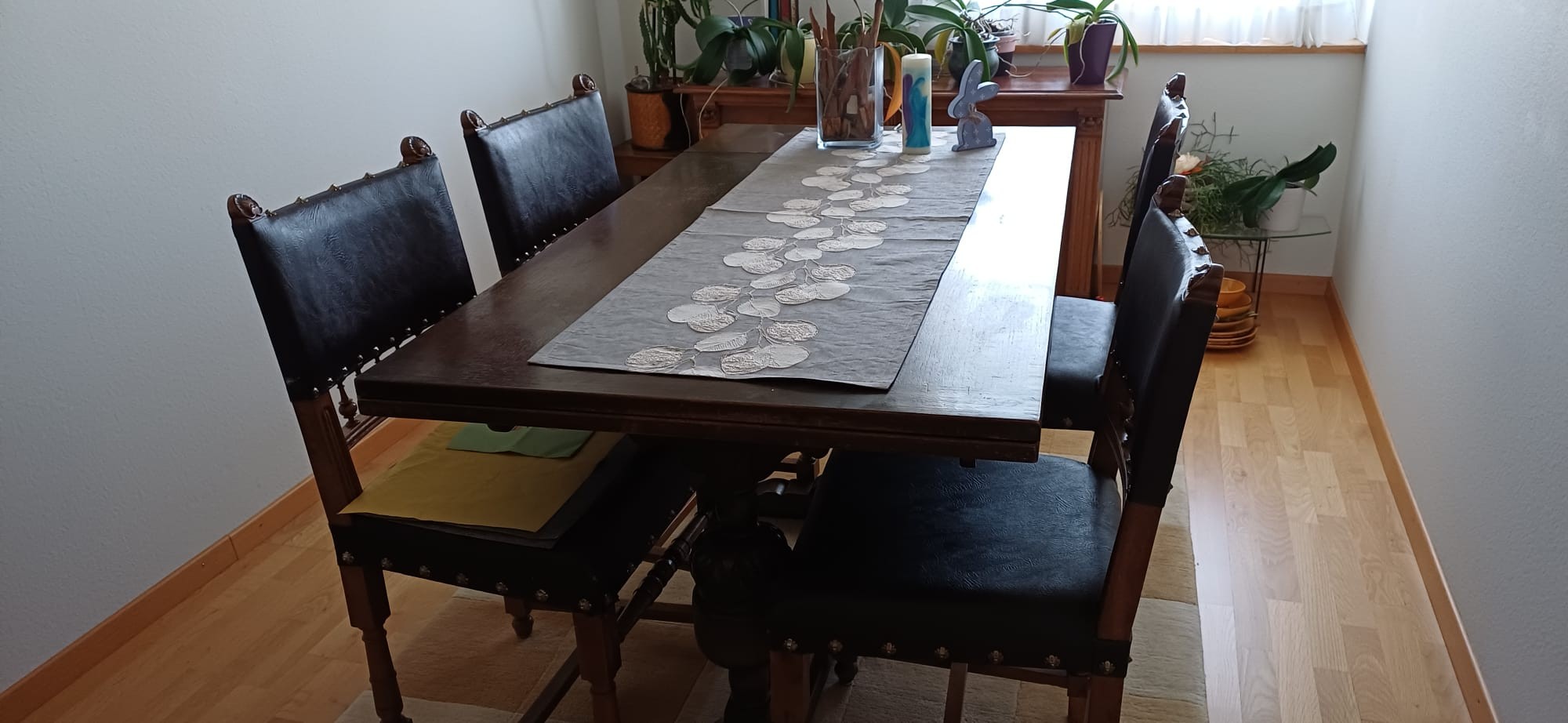 Tisch, Stühle und Buffet, Tudor-Stil