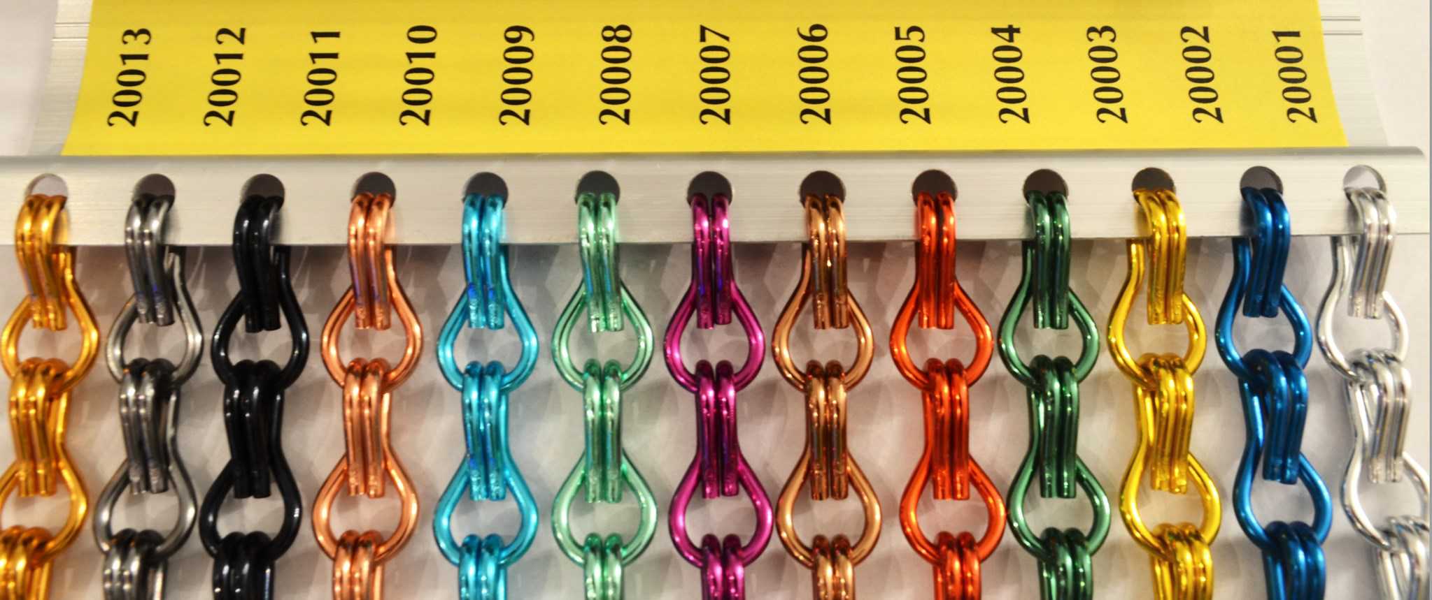 Kettenvorhang aus eloxiertem Aluminium, gestreift