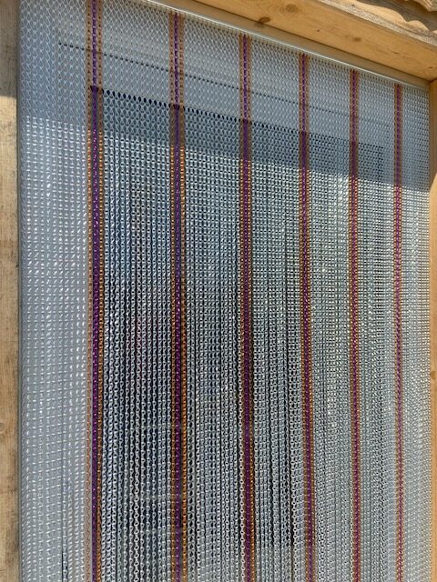 Kettenvorhang aus eloxiertem Aluminium, gestreift