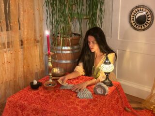 Tisch-mit-Tarotkarten-und-Kartenlegerin