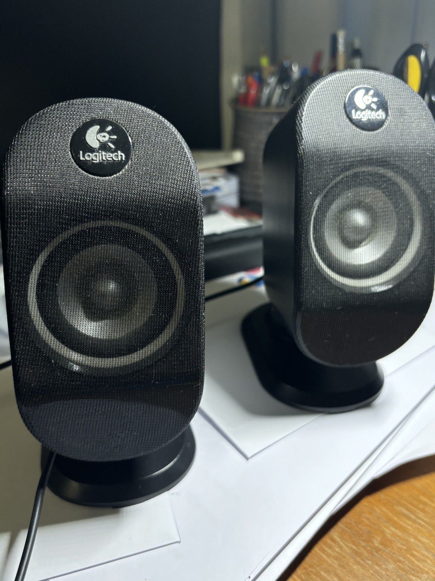 Mini Lautsprecher-System von Logitech, 2 Lautsprecher und eine Bass-Boxe für den Computer